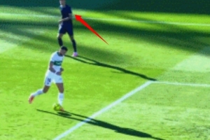 气晕队友前热刺门将加扎尼加“犯罪式送大礼”，队友扭头就走