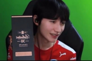 Peanut直播展示Lehends送的礼物：百龄坛威士忌