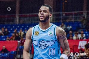 被裁判搞得心烦！韦瑟斯庞半场拿8分4助 遭遇争议判罚已3犯