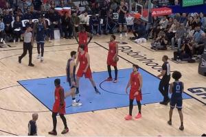 脚步不够快！首发的杨瀚森侧移被吹阻挡 4分钟不到累积2犯被换下