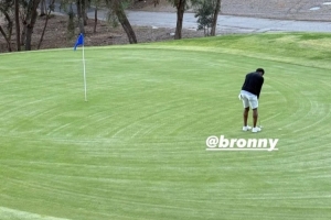 詹姆斯晒与布朗尼打高尔夫：与儿子共度时美好时光如今更显珍贵！