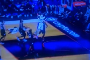 夸梅：詹姆斯丢球打人十步上篮得分 历史得分王动作多么“优雅”