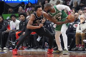 杰伦·布朗：斯科蒂·巴恩斯太TM壮了 这家伙有超雄综合征吧