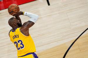 詹姆斯：不是非精通中距离投篮才是头号得分手 但季后赛必不可少