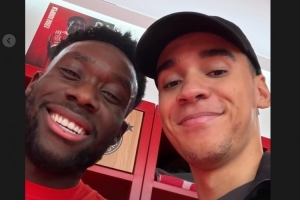 戴维斯伤愈复出！“病友”穆西亚拉社媒晒两人开心合照纪念