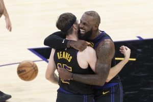 詹姆斯：里夫斯是我们的核心之一 本赛季他要承担更多的责任