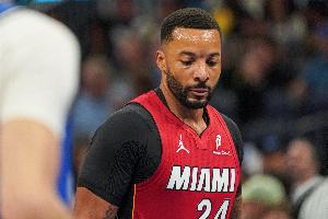 无力回天！鲍威尔19中8拿到全队最高21分7板 三分12中4