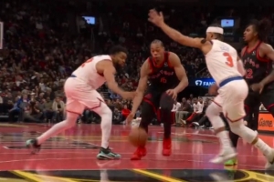 亏大了！巴恩斯突破脱手出界判争球 尼克斯挑战失败改唐斯犯规