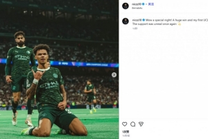 奥赖利社媒晒滑跪照：一个特别的夜晚，打进了我的欧冠首球！