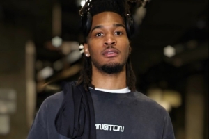 30分10板6助生涯之夜 卡斯尔得到詹姆斯的亲签球衣