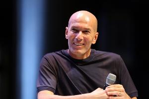 齐祖来了！记者：齐达内与妻子在伯纳乌包厢现场观战皇马对阵曼城