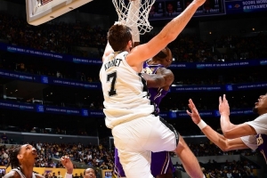 隔扣科内特！詹姆斯：那只是一个回合 但那之后我们没能续上势头