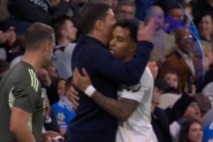 将帅一心！罗德里戈破门后，跑到场边拥抱阿隆索