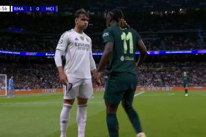 小冲突！阿森西奥边路与多库争抢后发生争执