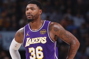 斯马特本场投进8记三分 而湖人其余球员合计也是8三分