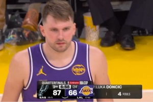 赚到了！东契奇扑防凯尔登三分被吹犯规 但后者3罚0中