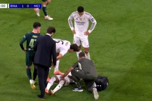 还好无大碍！罗德里戈脚滑痛苦倒地，接受队医治疗后继续比赛