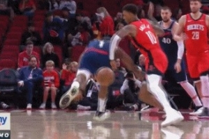 大意了！小贾巴里·史密斯面断哈登 反击轻松双手扣篮