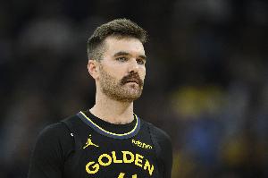 库里：我在场时斯潘塞主控进攻  我能专注无球跑动利用好进攻空间