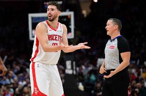 复出状态还行！申京22中9得22分15板5助4断 最后罚球三不沾险犯错