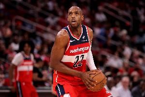 中距离得分占比：米德尔顿33.5%第1 KD20.4%第4 浓眉16.3%第10