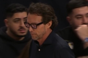 冲进场内！詹金斯冲筐造犯规斯奈德不满判罚抱怨吃T