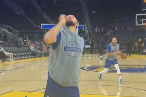 缺阵5场后复出！库里赛前热身上脚阿迪达斯球鞋华子1代