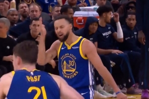 针对性打击！库里强攻戈贝尔得手 随后正面颜射三分