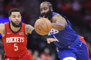 范弗里特：巅峰哈登在跳球完就得包夹他 我们用box-1防他