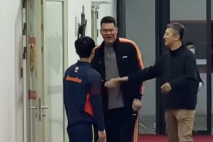 郭士强赛前和徐杰会面 两个人聊了一会 广东总经理朱芳雨也在