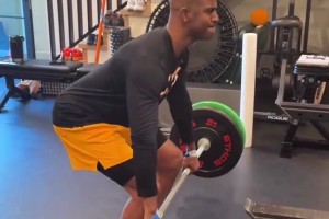 在家陪儿子训练的保罗！自律的人真的帅