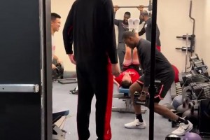 文化输出！杨瀚森在更衣室听八方来财~边上的翻译疯狂在撸铁