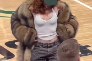 库兹马超模女朋友观看男友比赛，这是穿的啥啊 