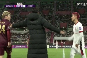 韦世豪怒推酒井高德！随后与对方互喷