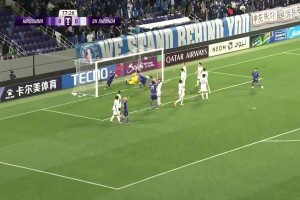 申花后点朱辰杰漏人，荒木隼人头球破门。申花0-1落后广岛