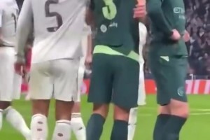 哈兰德罚点前贝林厄姆想碰他头发